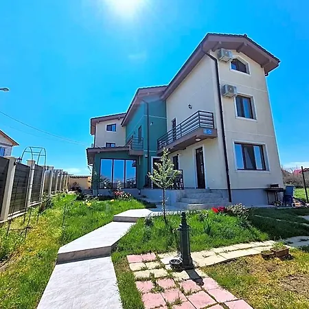 Hotel Fara Nume *